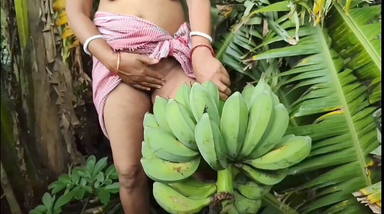 my house: Eu fui lá fora nua e peguei bananas sua Nomita...