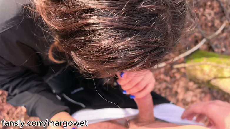 Margo Wet: Amateur outdoor-blowjob im wald - sie schluckt mein sperma auf den...