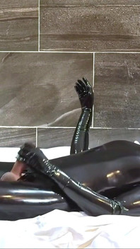 Podwójna zabawa w dildo, część 2 - Lateks Alex