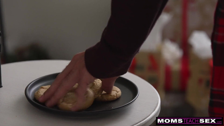 Moms teach sex: Üvey anne Noel Baba için süt bırakıyor - s18:e9
