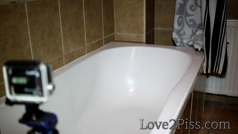 Love 2 Piss: Úplně se uvolnila ve vaně