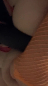 Spremendo le mie grandi tette succhiando il mio orgasmo con la stimolazione con il dildo