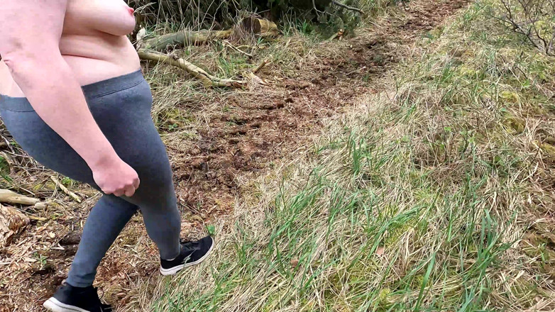 Bouncy Tits Action: Kompletna naga dziewczyna w lesie i biczowanie jej ciała i...