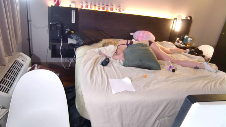 Alpha stud 4 u: 장난감으로 그녀의 엉덩이를 따먹는 걸 지켜봐