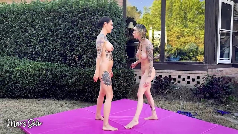 Mars solo: ストラップオンパニッシュメントラウンド付きオイルセックスレスリング - マーズソロ&amp;パーカースカイズが裸でオイルを塗り、シザーホールドと競う