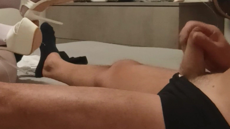 LauraOnHeels: MILF in panty's en hakken geeft een voetjob