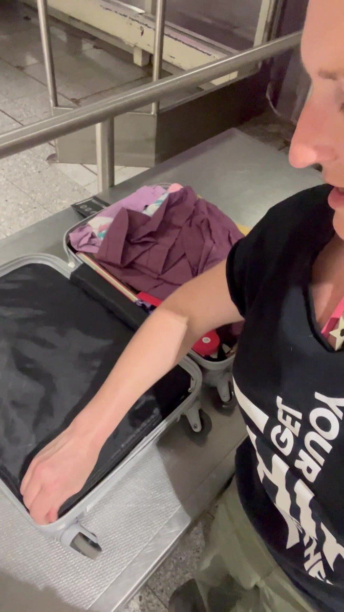 MistressWriggler: Peitos Nus No Aeroporto