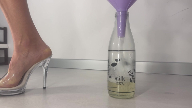 AnnaBUST: Je Fais Pipi Dans Une Bouteille À Travers Un Entonnoir