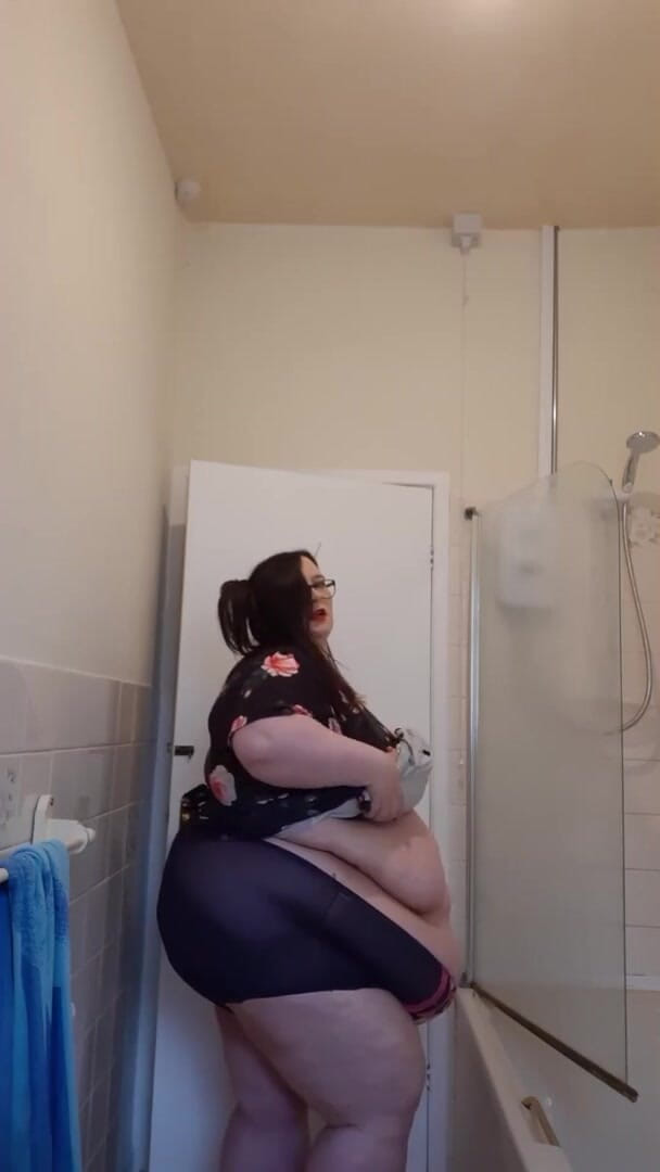 SSBBWLadyBrads: SSBBW dokucza przed prysznicem