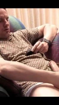 Schönes Anschauen von Porno am Telefon unter dem Zucken des Penis