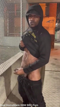 Éjaculation en plein air caressant ma grosse bite noire