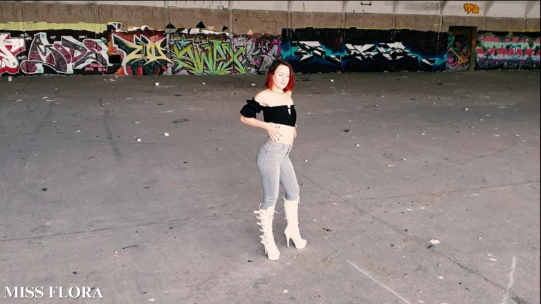 Miss Flora: Je marche et taquine dans mes bottes blanches - parties 1 et 2