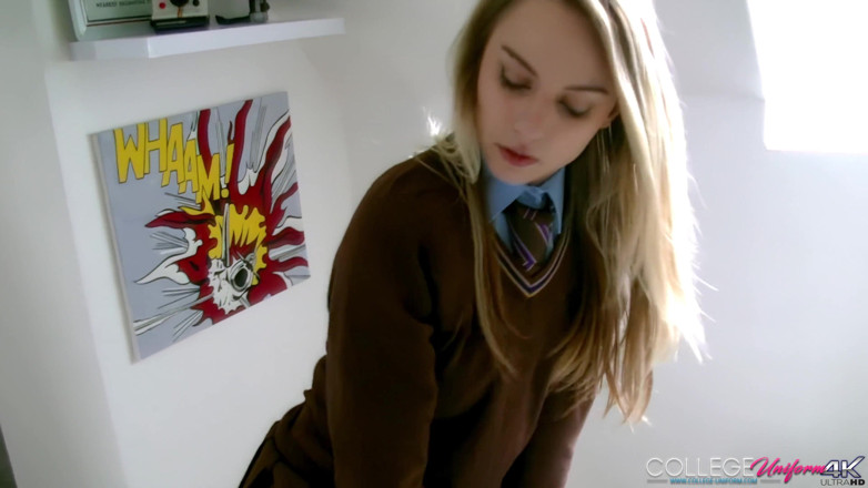 College Uniform: Amore sul divano con il giocattolo chloe