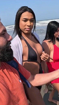 Baianinha trans folla pareja en la playa
