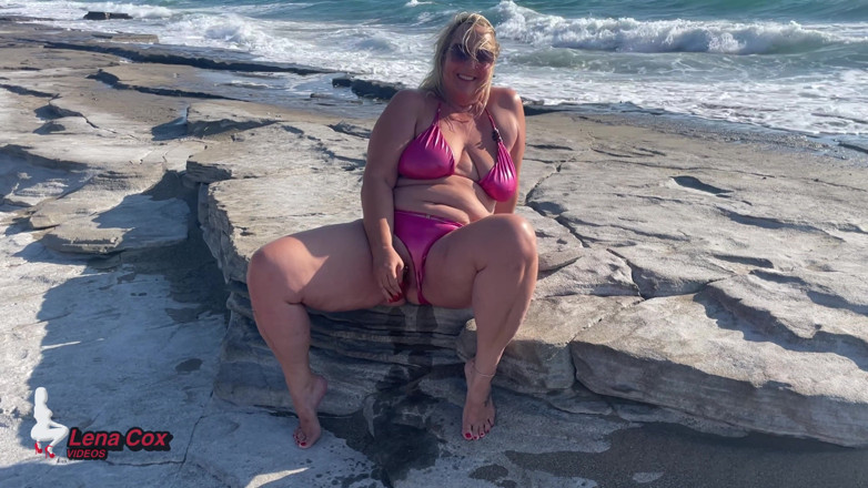 Lena Cox: Bikini Nimfomanka masturbuje się na plaży - Ryzykowne orgazmy kobiece