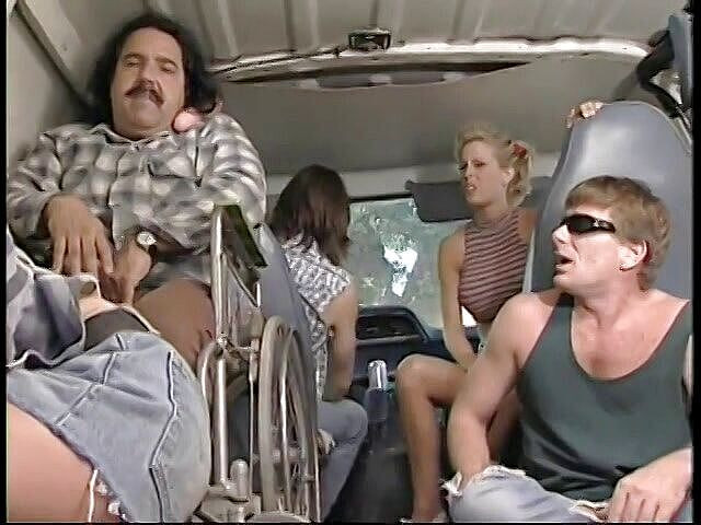 Hot Sex Party: Söt blondin älskar att suga vit pojkes kuk på baksidan av...