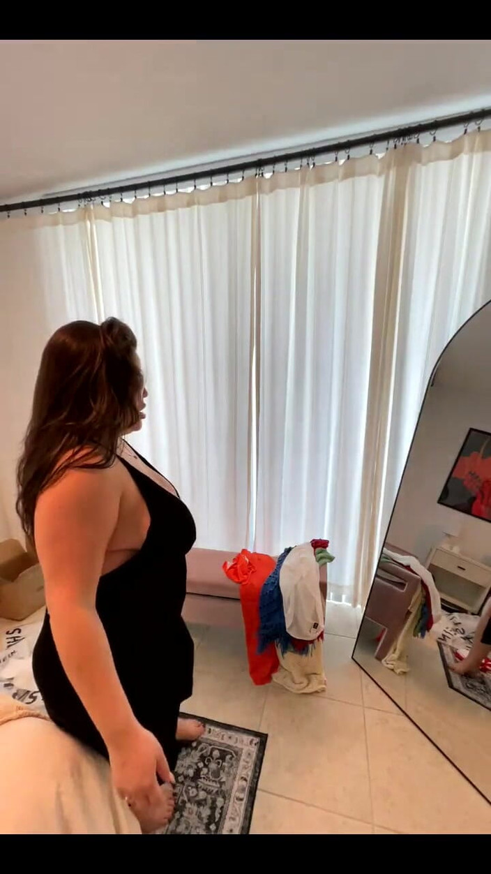 Dani Valentina: Fată grasă cu forme