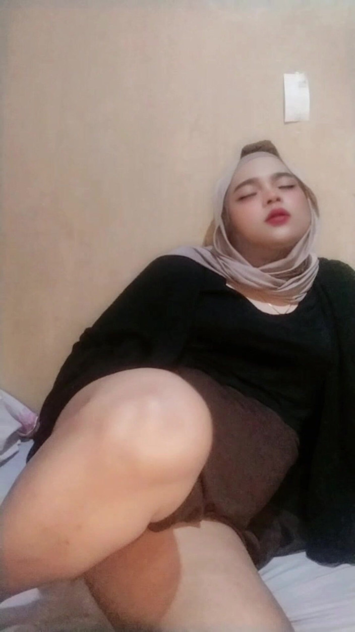 Ivvy Crossdresser: 딜도를 빨고 타는 Ivvy 크로스드레서 히잡