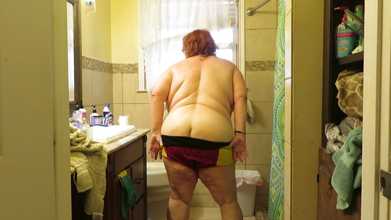 BBW nurse Vicki adventures with friends: Asistenta naighty umedă și umedă Vicki se dezbracă de costumul de...