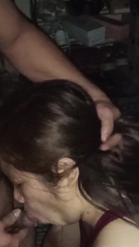 남친의 자지를 빨아보는 수줍은 필리핀녀