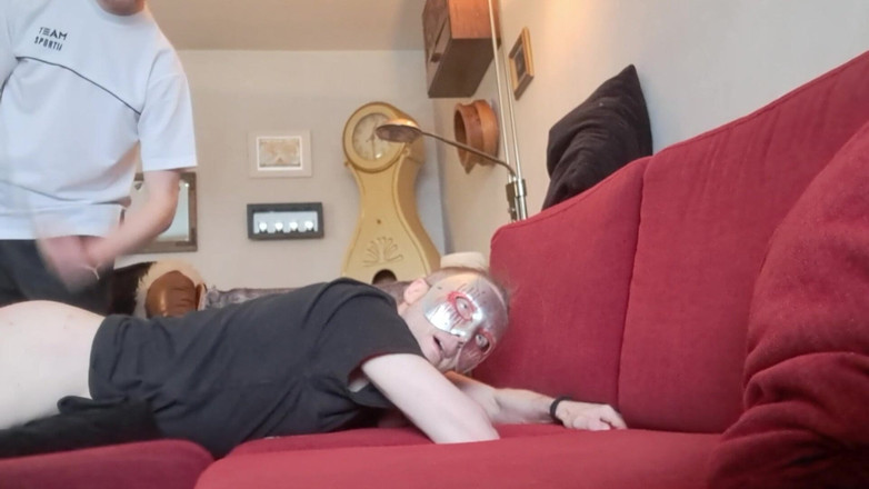 Oznob Oznofla: アマチュア少年は手、足、お尻に鞭打たれます