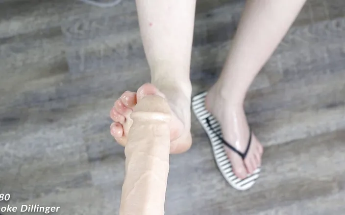 Brooke Dillinger: Flip flop foot job cumshots on feet