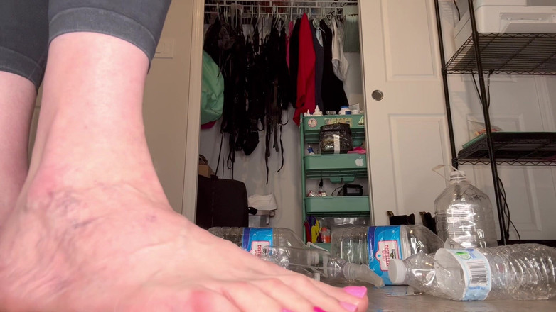 Peppermint Giantess: Butelka wody miażdżąca z rozmiarem 16 dużych stóp