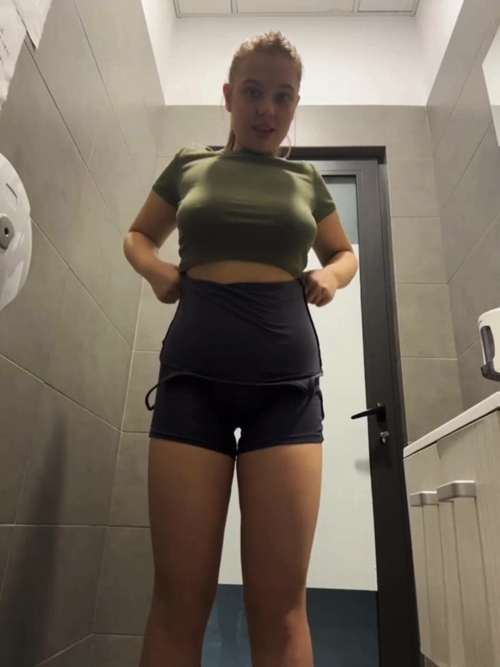 JuiceLussie: Squirt anal tellement chaud dans le centre commercial et doigtage...