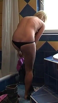 Blondýnka se sexy tělem a kozami Se svléká a čůrá ve vaně