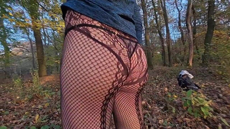 Ladysilvas: Ladysilva Crossdresser w Seksowna bielizna Walking in the Bush Co...