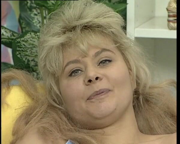 YOUR FIRST PORN: Sabrina Burstet Ihre Muschi - 보지를 닦는 Sabrina