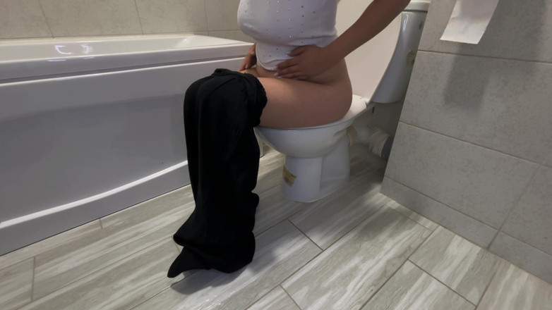 GassyKat: The Daily Toilet S2 Episode 16: Belly Grab Pushes