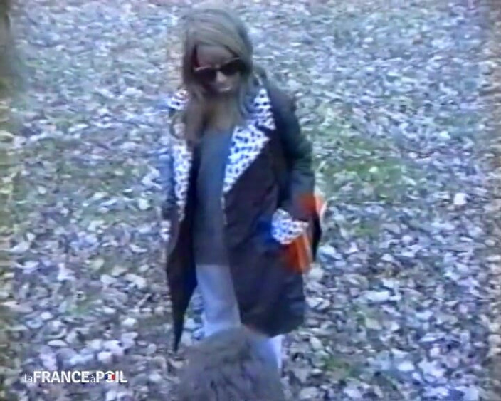 French Gonzo: Дуже розпусна чорношкіра дівчина, яка бере незнайомця додому, щоб трахнути її на очах у свого хлопця.