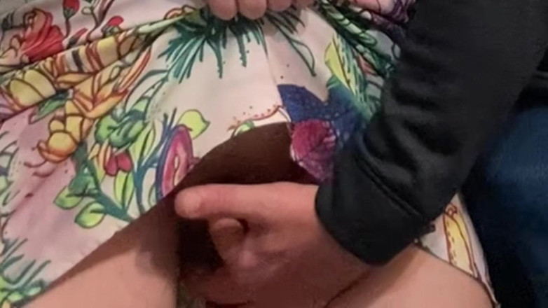 PriyaNaavya: 公共交通機関での指遊び - パンティなしのベイブ