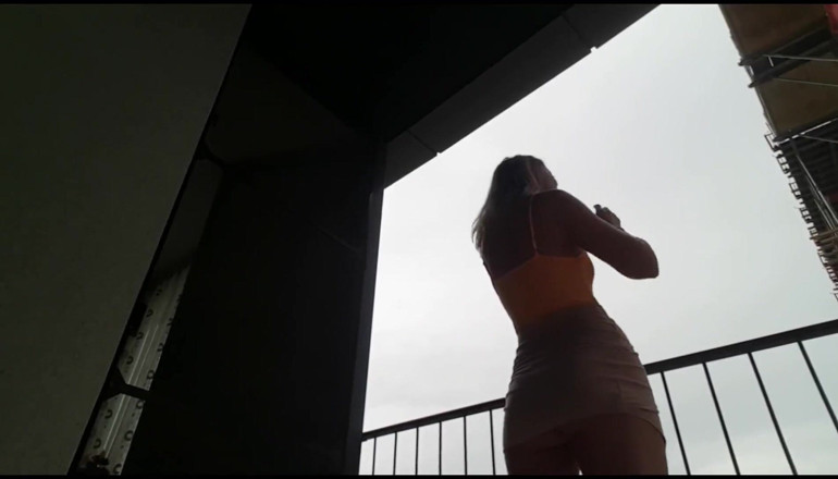 Erotic Tanya: सुनहरे बालों वाली रंडी बालकनी पर पाद रही है