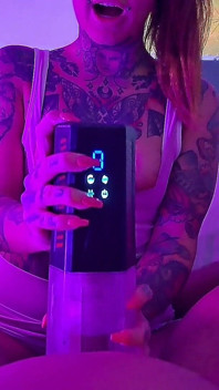 Flickvän hjälper releive pojkvän med kuk onani