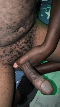 毛深いアフリカ人男性が朝早くムラムラしてオナニーし、イく