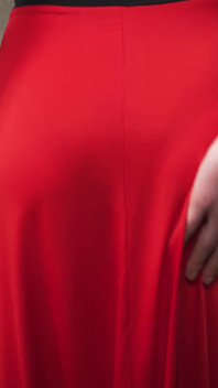 Heiße milf in engem kleid neckt sichtbare höschen-linie
