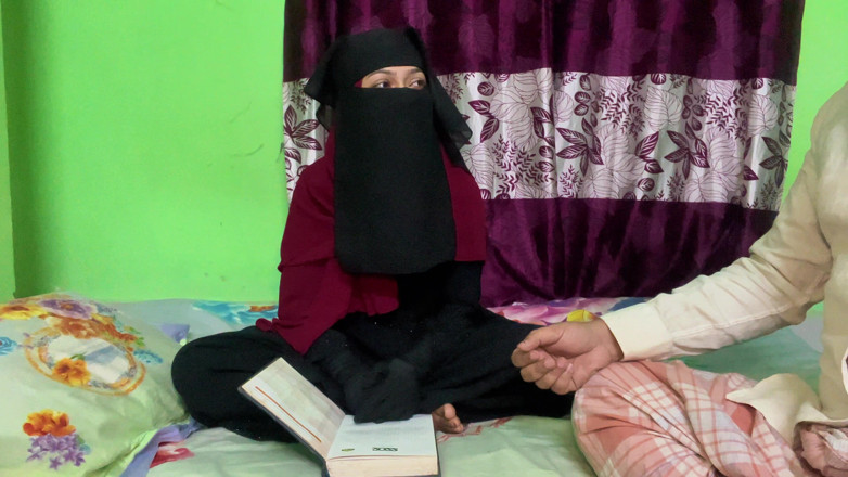 Riya Chowdhury: Glückliche zeit mit einem studenten in einem leeren haus