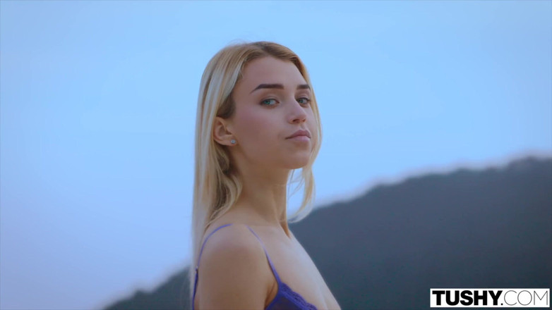 Tushy: Prdelatý model má zamilovanost a používá anální kolík k získání...