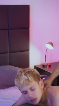 Latino twinks Marco Samuel en Xavier spelen videogames en neuken