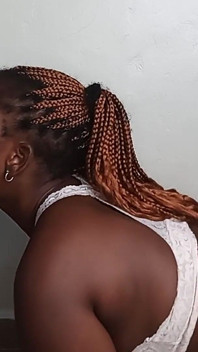 Чернокожая крошка с огромной задницей грязно сосет