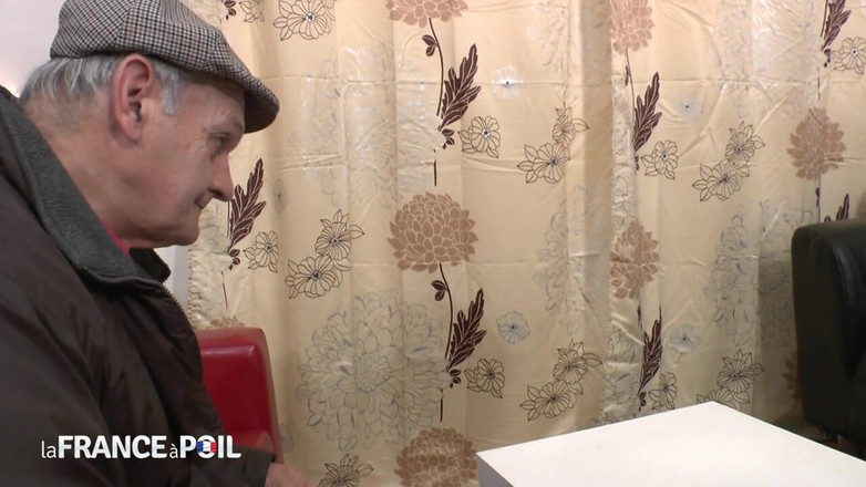 Papy Viewer: 대기실에서 노인과 섹스하는 발정난 갈색 머리