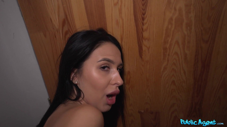 Public Agent: Agent public - Hitchiker Alyssa Bounty înghite spermă cu vedere la persoana 1