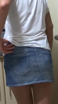 Ich hebe mein kleid hoch und zeige den freunden meines stiefsohns meinen dicken arsch, damit sie masturbieren können