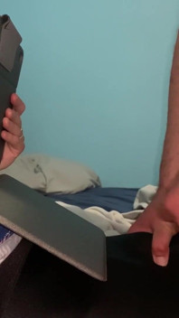 Mi masturbo e sborro sui leggings neri della mia ragazza