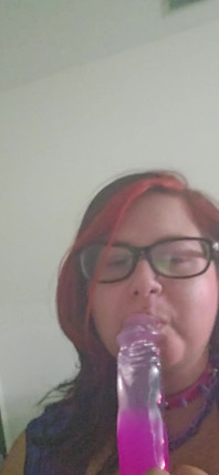 Ciucciando un grosso dildo viola