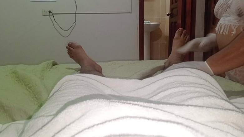 Milfta boohot: Zralá masérka se vzruší, když uvidí můj penis, a začne...