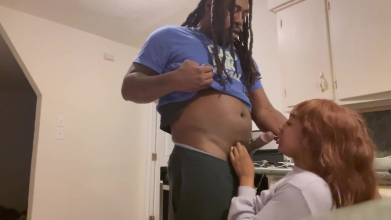 Fijii pornbox: Açık tenli kız komşu adamla sikişiyor ama kız arkadaşı sikişirken...