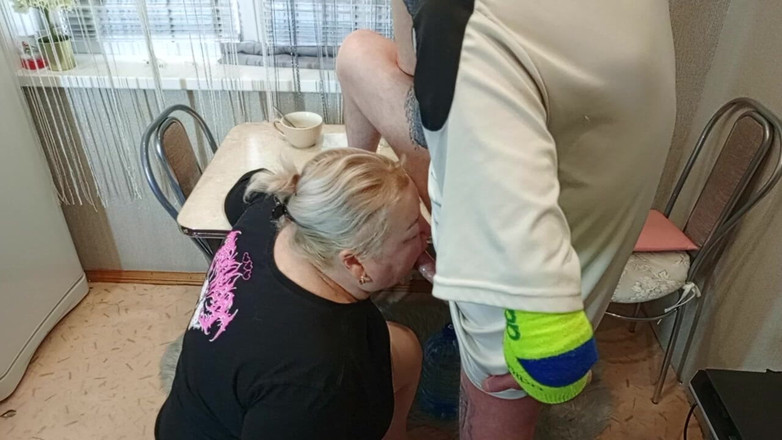 Zona901: După-amiază, îmi fut vecina în gură în bucătărie și ejaculez